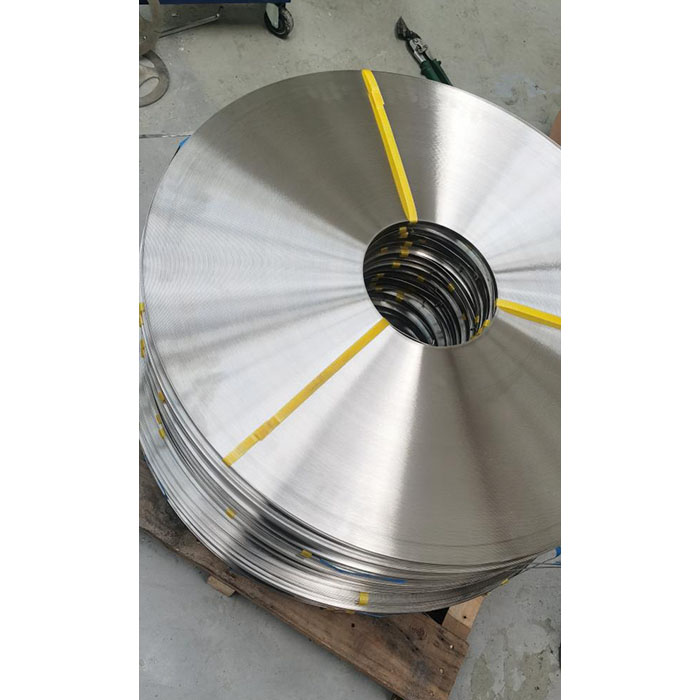 Як механічні властивості 316 смужок нержавіючої сталі змінюються при різних температурах навколишнього середовища?